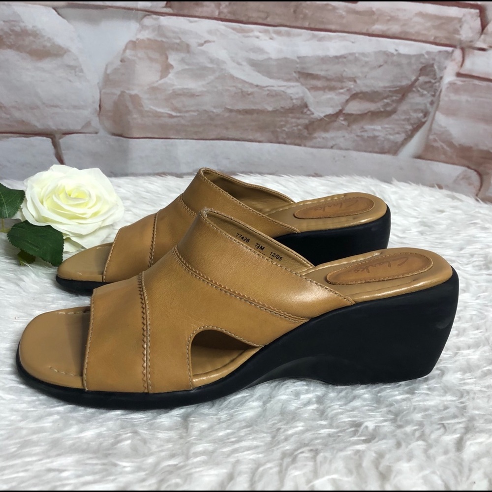Clarks woman sandals size 7. 1/2 M